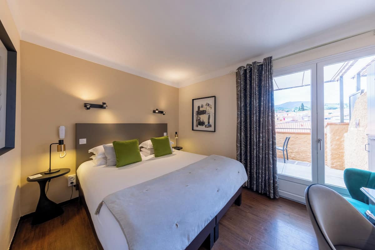 Kamer, 1 twee- of 2 eenpersoonsbedden, terras | Luxe beddengoed, een minibar, een kluis op de kamer