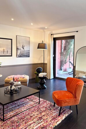 Duplex Apartment T3 106m² with Terrace | Living area | 66-cm flat-screen TV with cable channels, TV - Hôtel & Spa Le Madeloc Collioure Centre (Collioure)