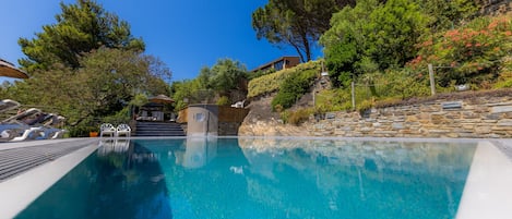 Piscina stagionale all'aperto, ombrelloni da piscina, lettini