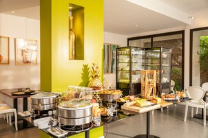 每日供应自助式早餐（每人 EUR 20）