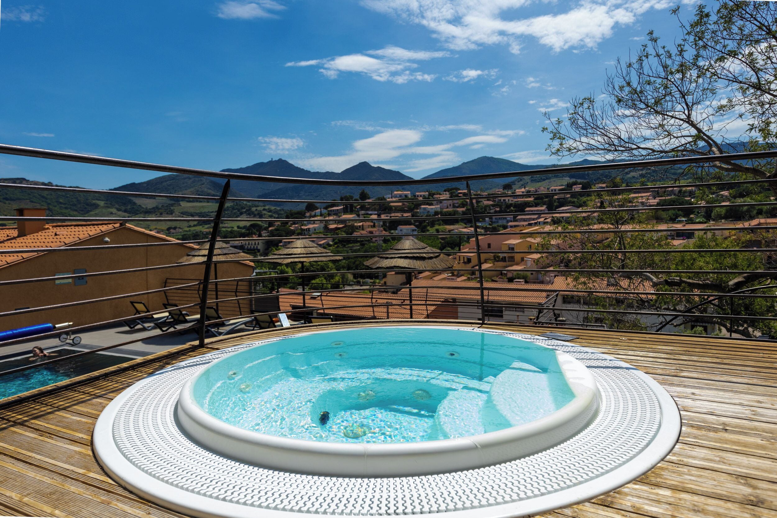 Bañera de hidromasaje al aire libre