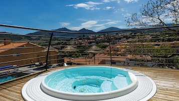Bañera de hidromasaje al aire libre