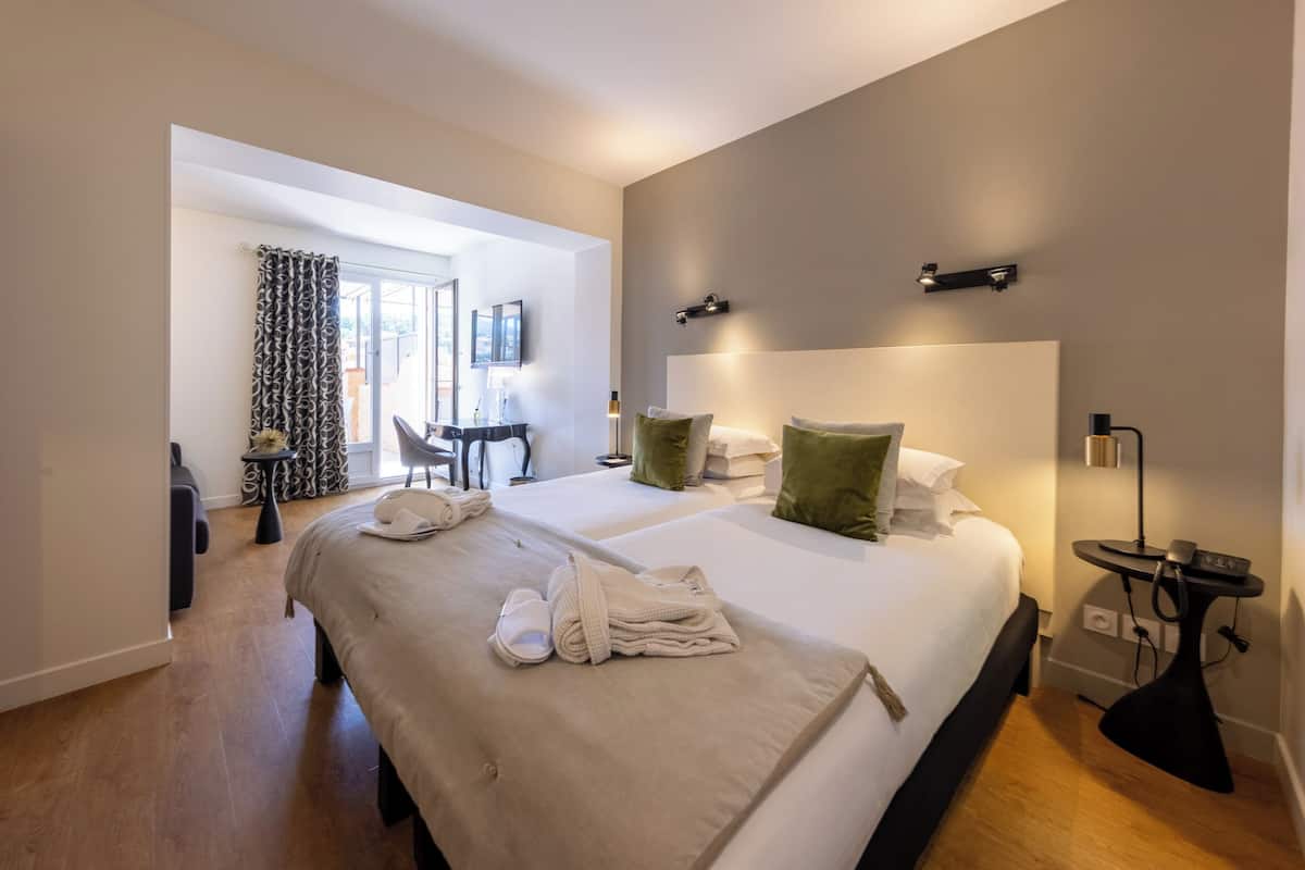 Luxe beddengoed, een minibar, een kluis op de kamer