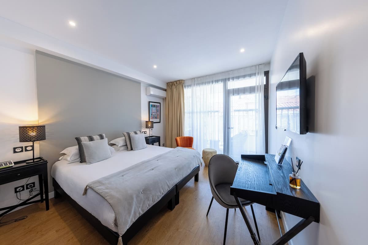Kamer, 1 twee- of 2 eenpersoonsbedden, terras | Luxe beddengoed, een minibar, een kluis op de kamer