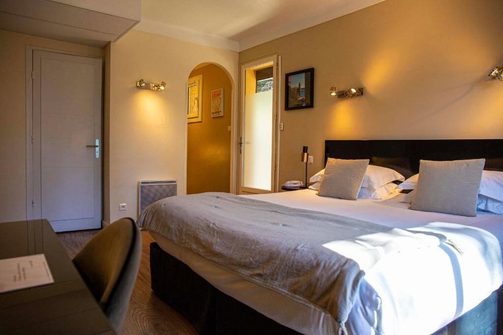 Grande Chambre avec Terrasse | Premium bedding, minibar, in-room safe, individually decorated