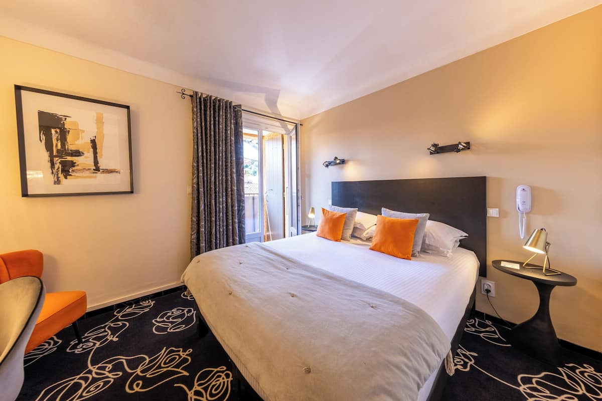 Luxe beddengoed, een minibar, een kluis op de kamer