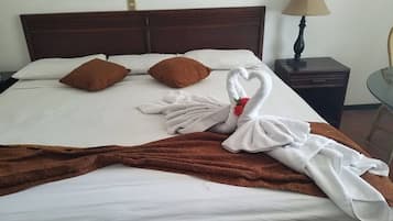 Chambre Simple Standard, 1 trĂšs grand lit, vue jardin | Draps fournis