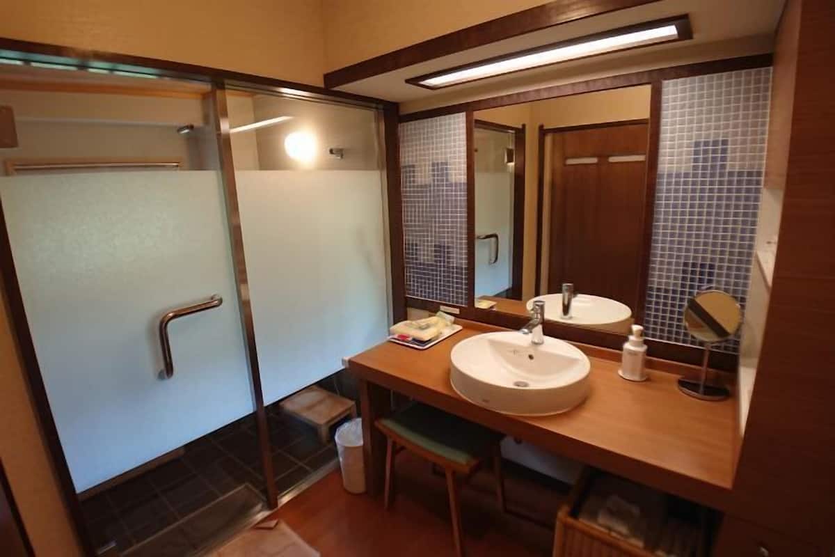 Bathroom | Free toiletries, bidet, towels