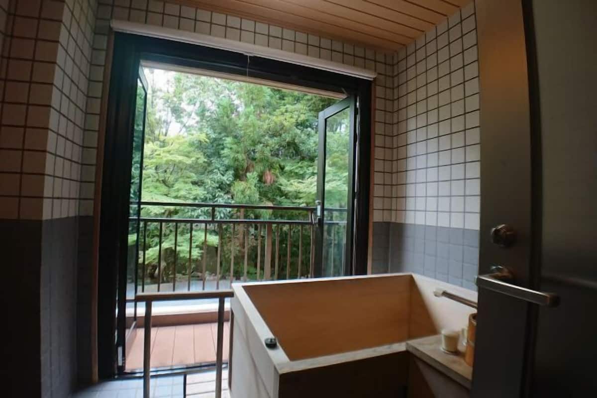 Bathroom | Free toiletries, bidet, towels