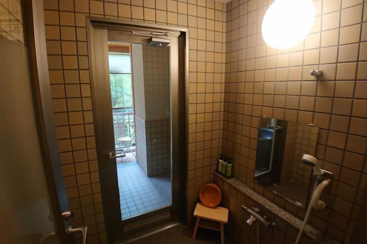 Bathroom | Free toiletries, bidet, towels