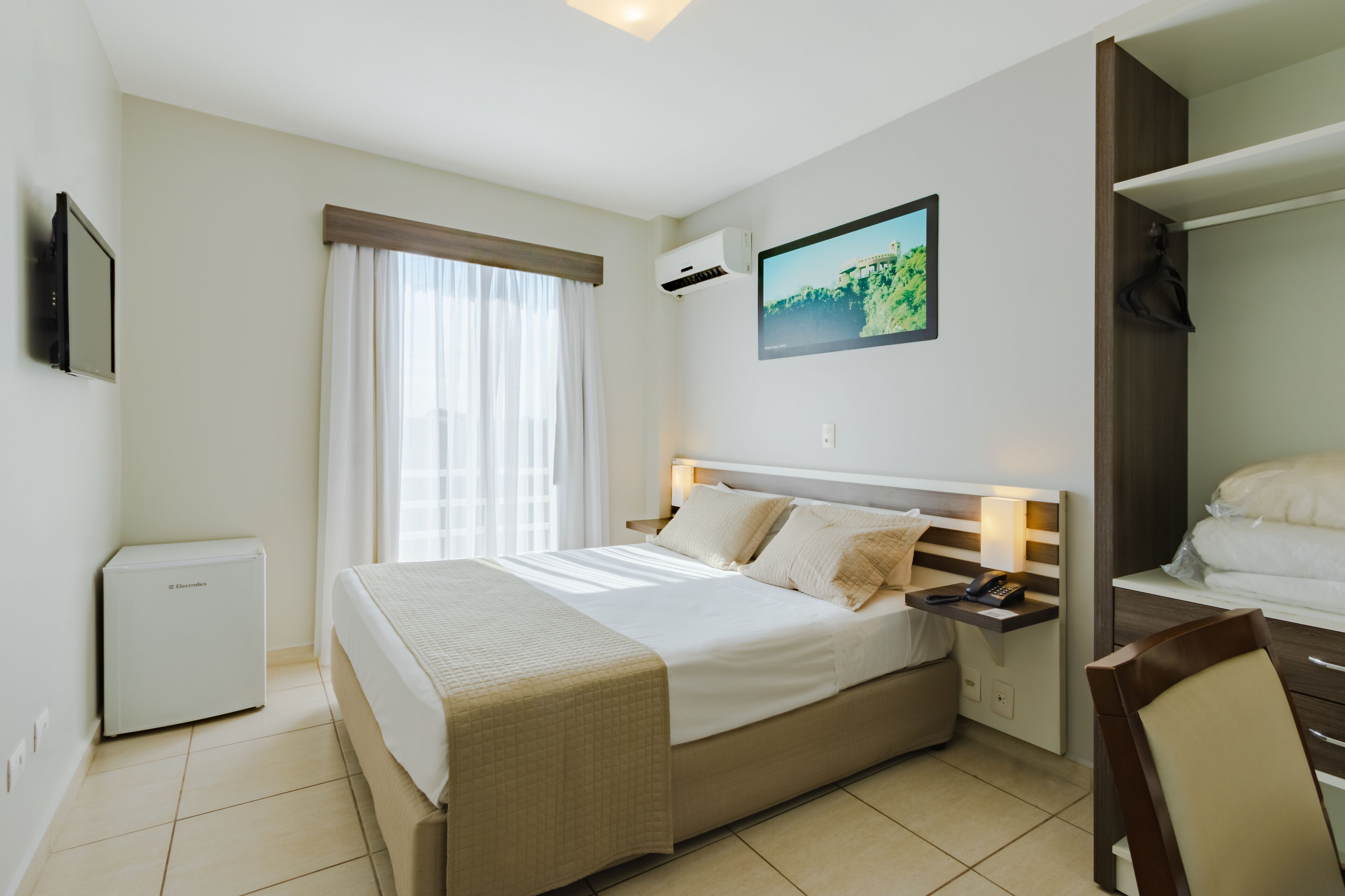 Ropa de cama hipoalergénica, minibar, escritorio y wifi gratis 