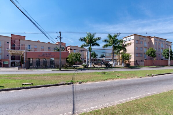 A hotel with a sign reading "Bristol Portal do Iguala Hotel" and "Bristol Portal do Iguala Hotel."