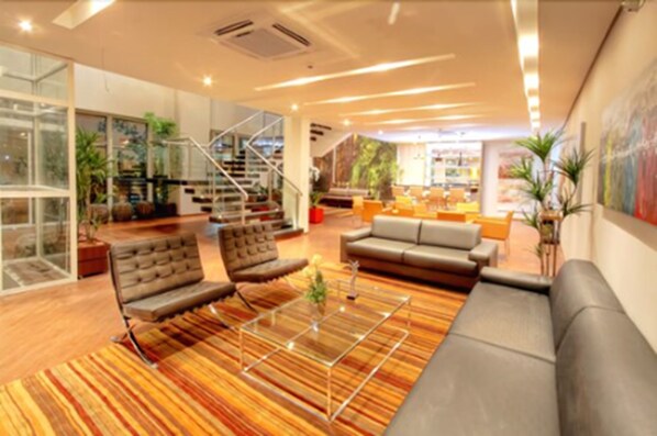 Coin salon dans le hall