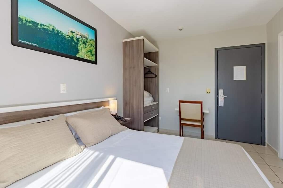 Hypo-allergenic bedding, minibar, desk, free WiFi