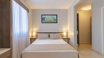 Quarto família | Roupas de cama antialérgicas, frigobar, escrivaninha, Wi-Fi de cortesia