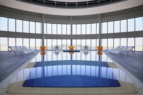 من حمّامات السباحة المغطاة