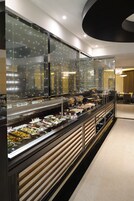 Desayuno buffet diario (SAR 115.00 por persona)