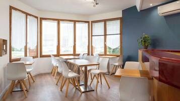 Desayuno buffet diario (EUR 11 por persona)