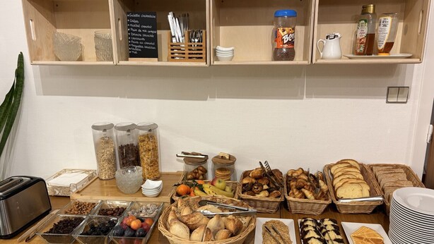 Ein reichhaltiges Frühstücksbuffet mit Speisen und Geschirr.