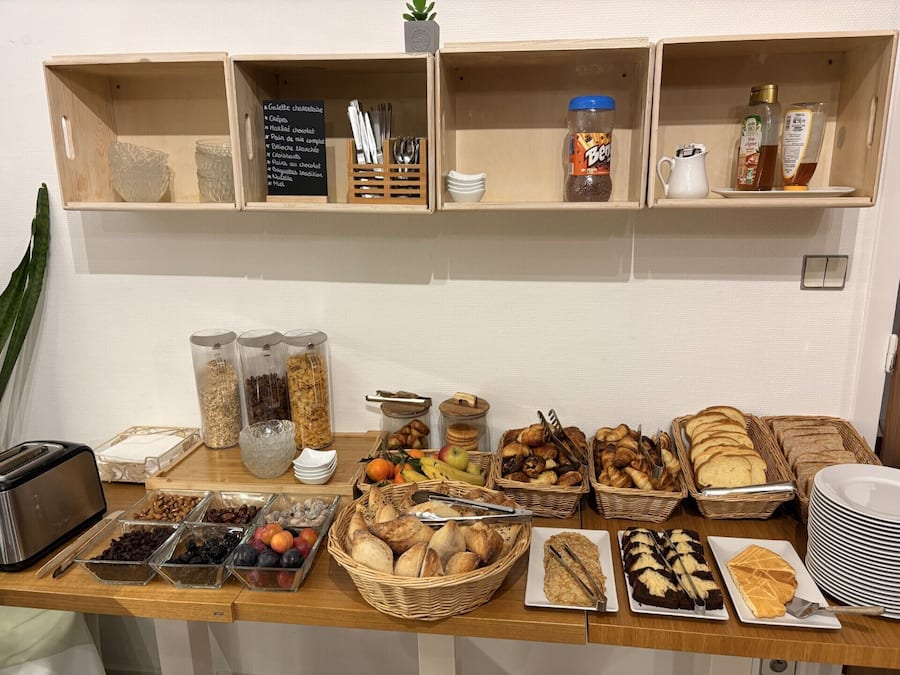 Desayuno buffet diario (EUR 12 por persona)