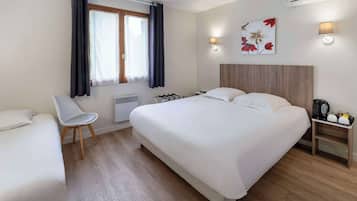 Family Room, Multiple Beds, Non Smoking | Laptop workspace, blackout drapes, iron/ironing board