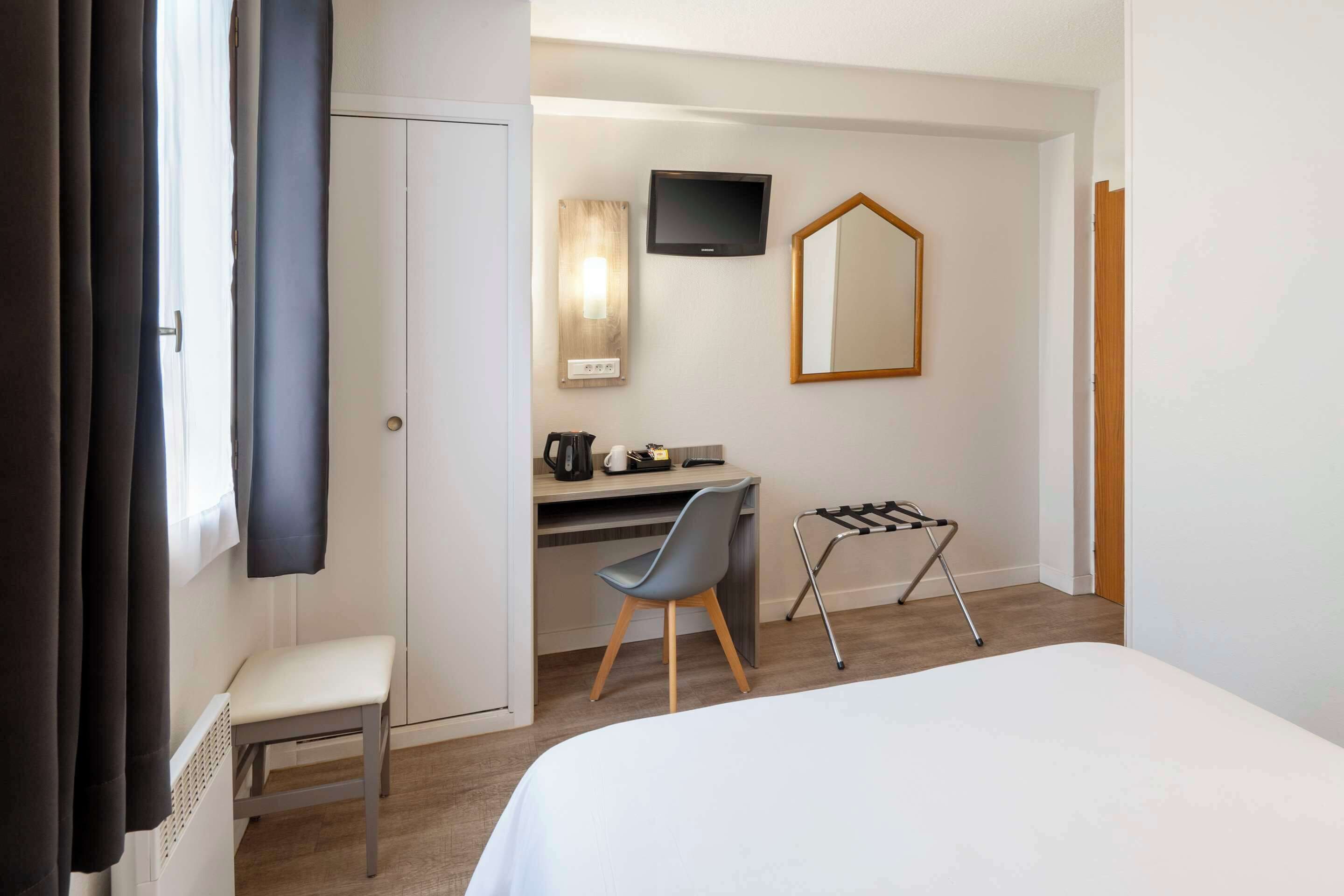 Standard Room, 1 Double Bed, Non Smoking | Laptop workspace, blackout curtains, iron/ironing board