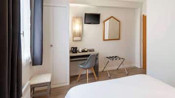Standard Room, 1 Double Bed, Non Smoking | Laptop workspace, blackout curtains, iron/ironing board