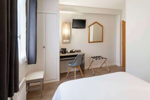 Habitación estándar, 1 cama doble, no fumadores | Espacio para trabajar con un portátil y cortinas opacas