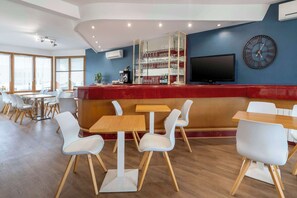 Morgunverðarhlaðborð daglega (12 EUR á mann)