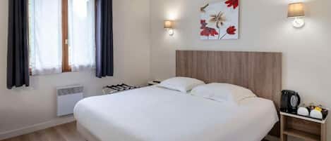 Comfort Room, 1 Queen Bed, Non Smoking | Laptop workspace, blackout drapes, iron/ironing board