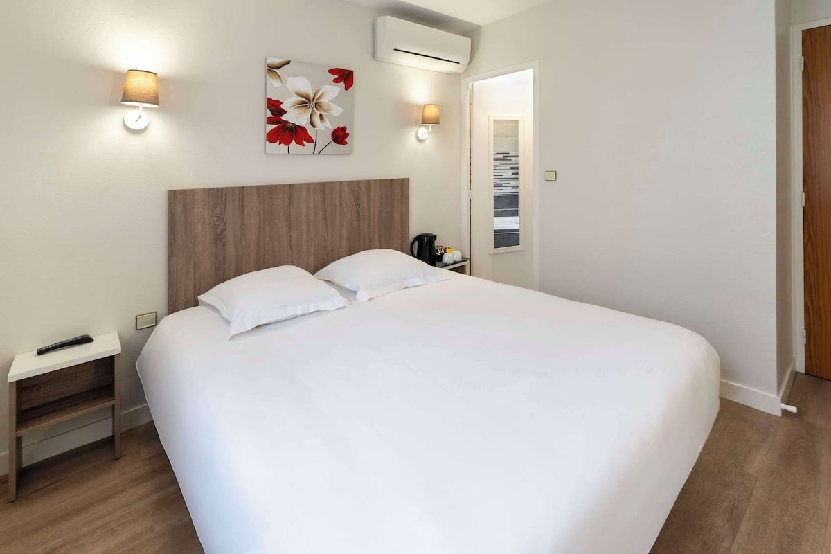 Espacio para trabajar con laptop y cortinas blackout