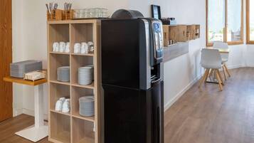 Petit déjeuner buffet (12 EUR par personne)