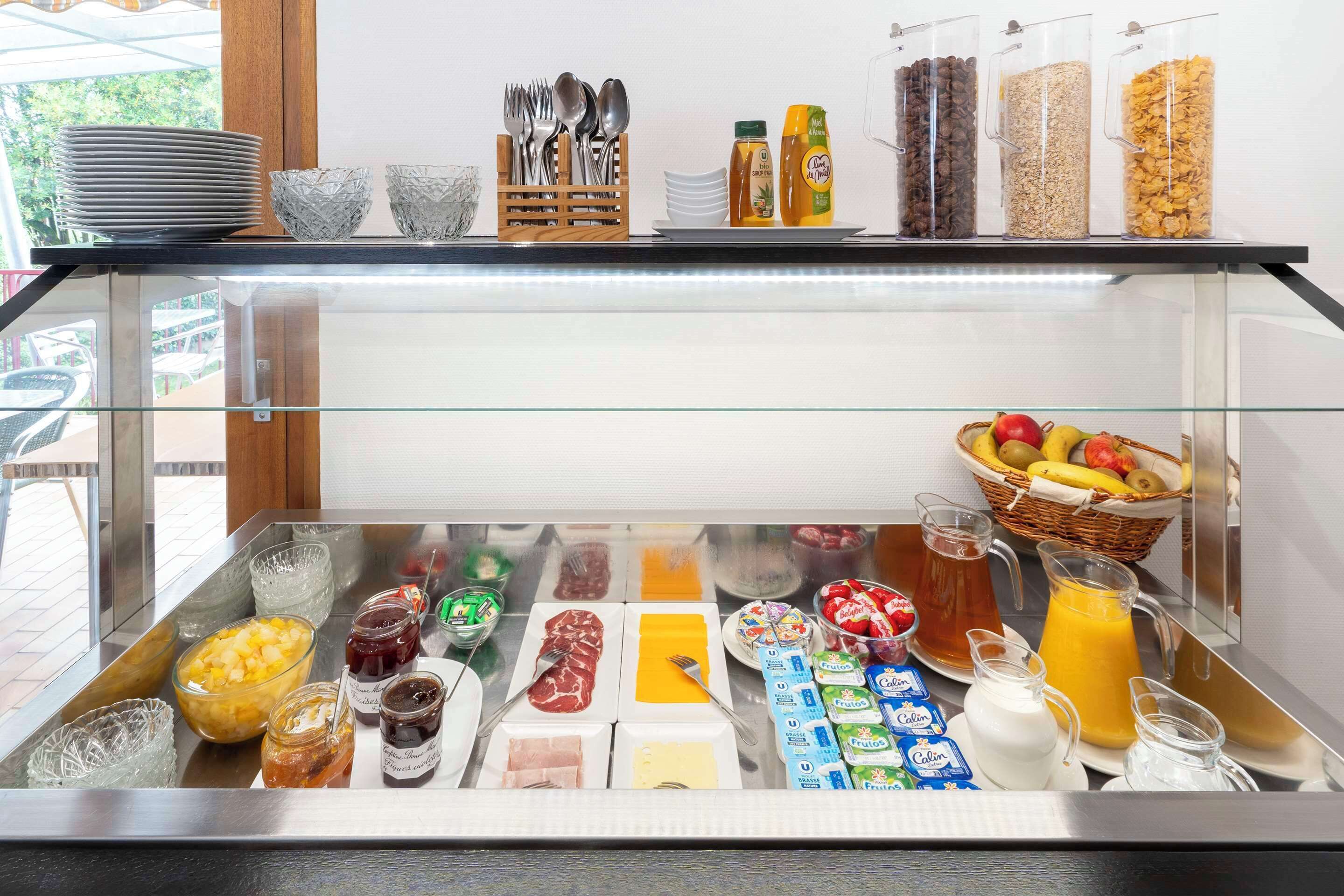 Un bufé de desayuno con diversos alimentos y acompañamientos.