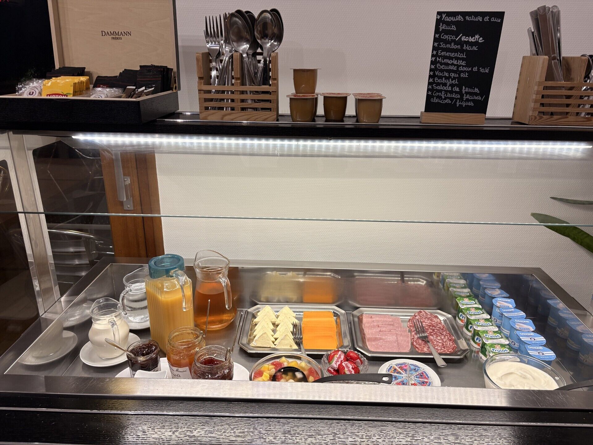 Un buffet de petit-déjeuner proposant une variété d’aliments et d’accompagnements.