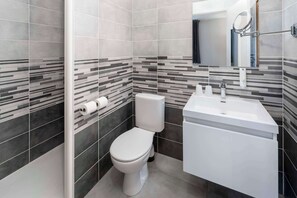 Hårtork, handdukar, tvål och schampo