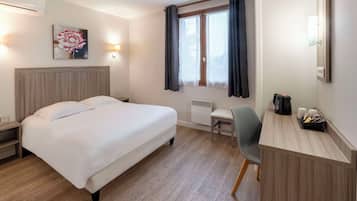 Espacio para trabajar con laptop y cortinas blackout