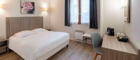 Comfort Room, 1 Queen Bed, Non Smoking | Laptop workspace, blackout drapes, iron/ironing board