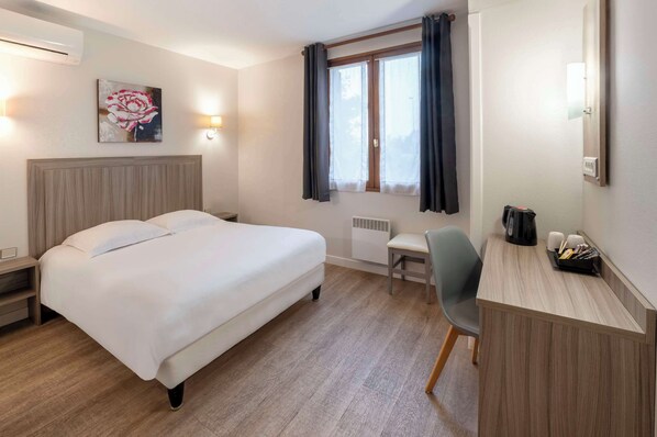 Comfort Room, 1 Queen Bed, Non Smoking | Laptop workspace, blackout drapes, iron/ironing board
