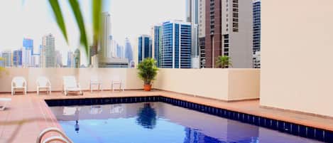 Piscina externa, funciona das 7h às 22h, espreguiçadeiras