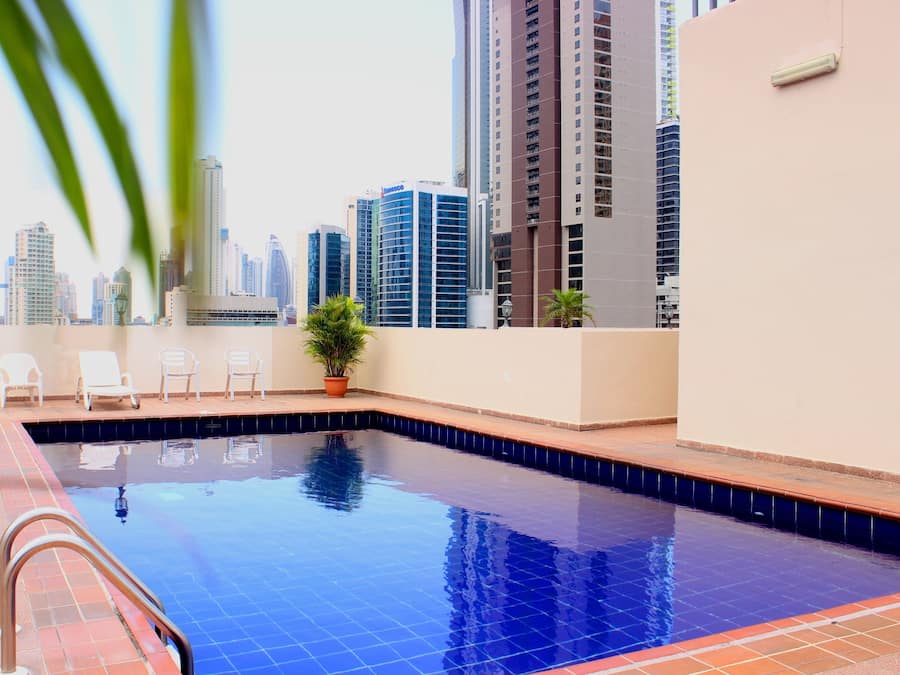 Una piscina al aire libre (de 07:00 a 22:00), tumbonas