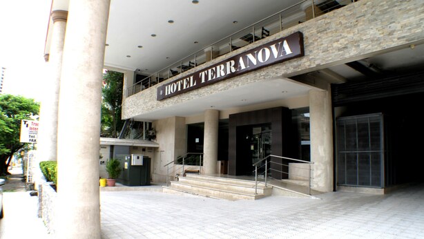 Exterior de un hotel con fachada de piedra, un letrero que dice "HOTEL TERRANOVA" y una escalera que lleva a la entrada.