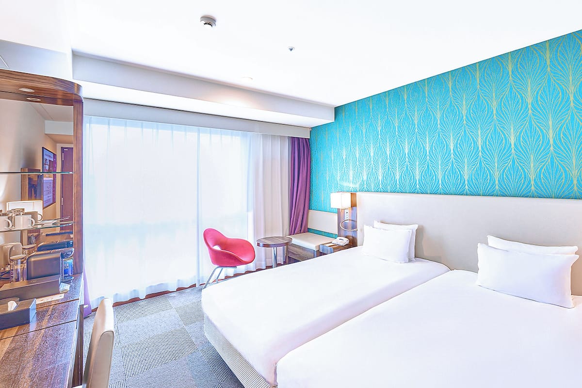 高级双床房 | 高档床上用品、加厚床垫、客房内保险箱、办公桌