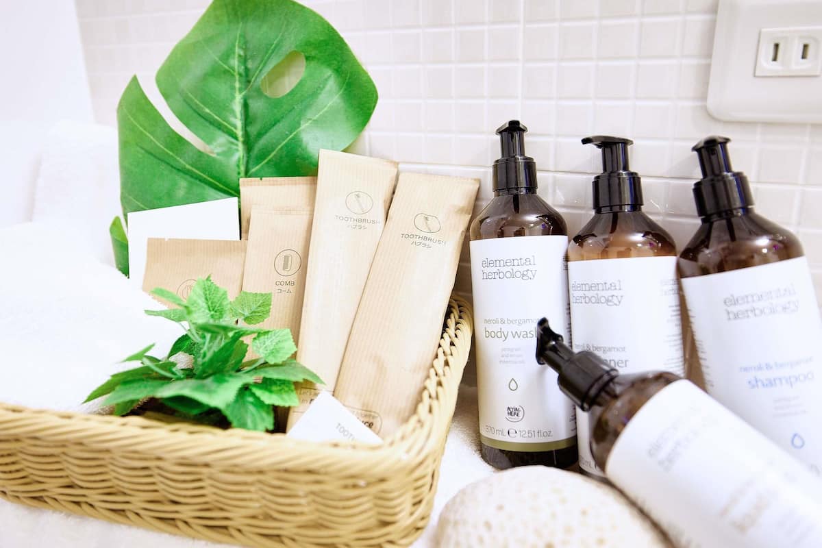 Bộ đồ giường cao cấp, nệm có lớp đệm bông, két bảo mật tại phòng