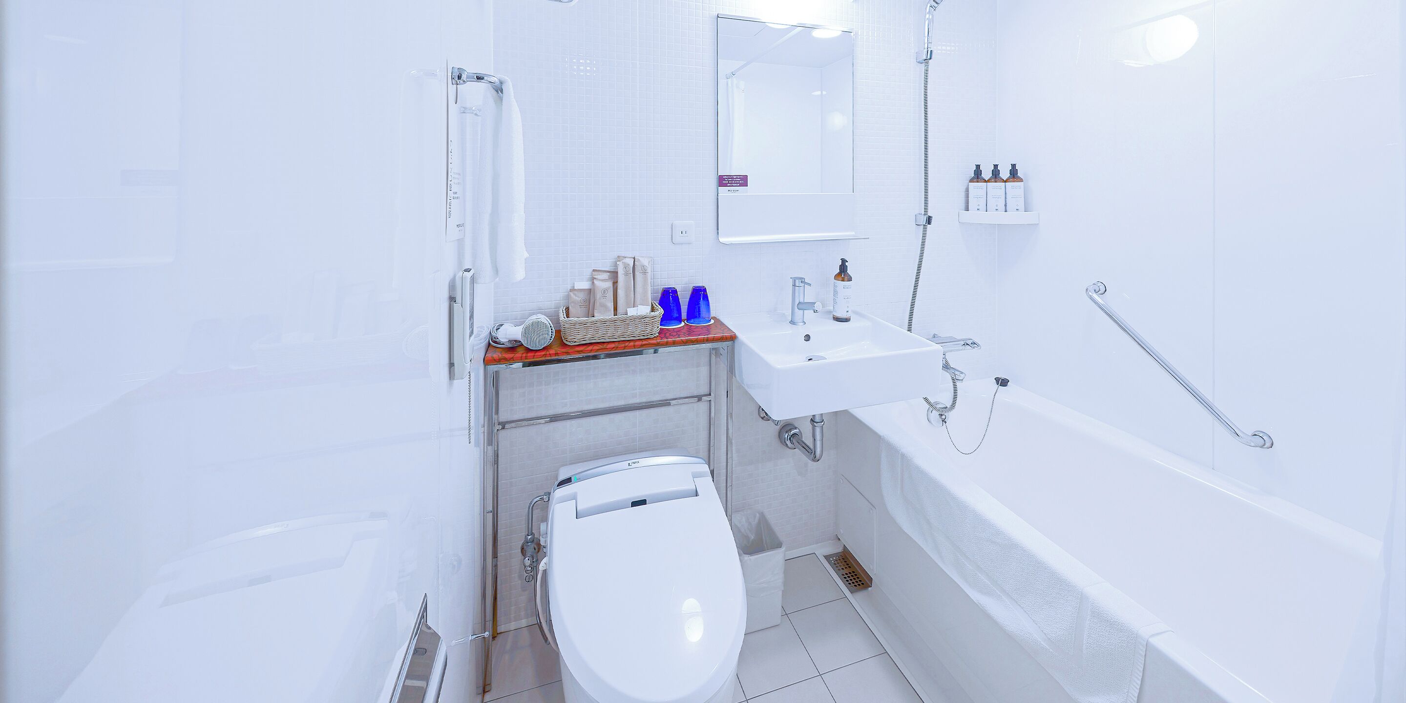 combined shower/bathtub, eco-friendly toiletries, hair dryer, slippers