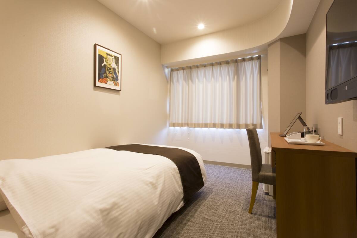 Laptop workspace, soundproofing, iron/ironing board, free WiFi
