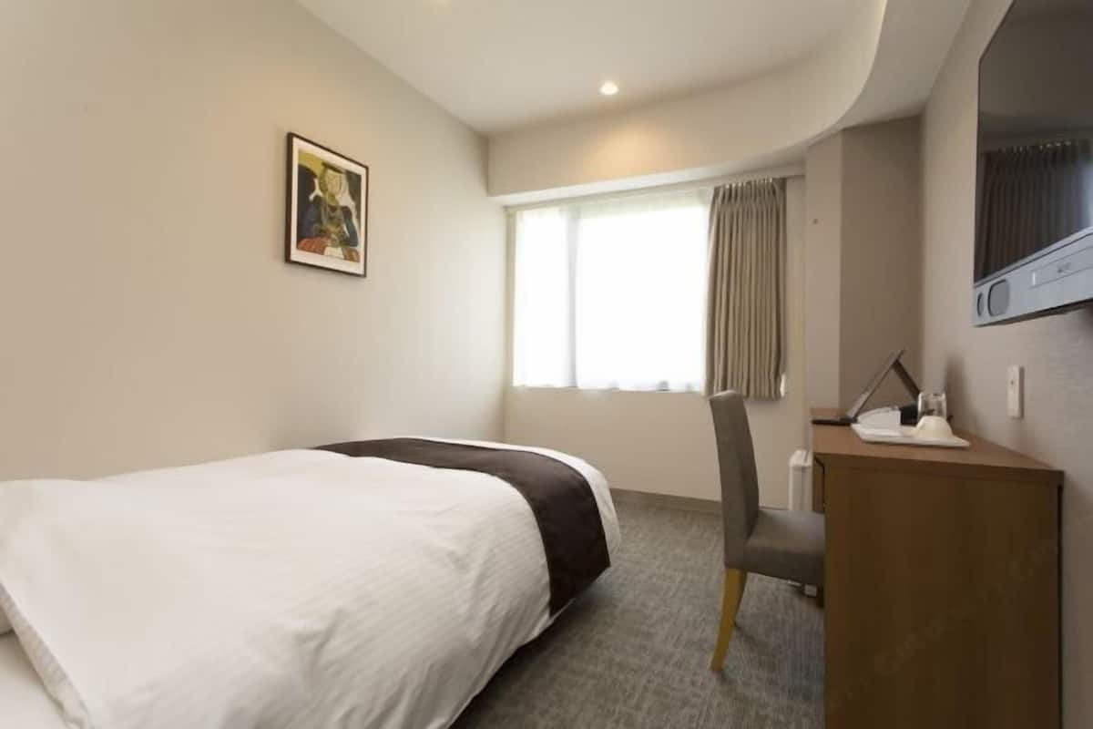 Laptop workspace, soundproofing, iron/ironing board, free WiFi