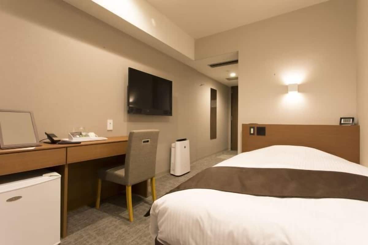 Laptop workspace, soundproofing, iron/ironing board, free WiFi