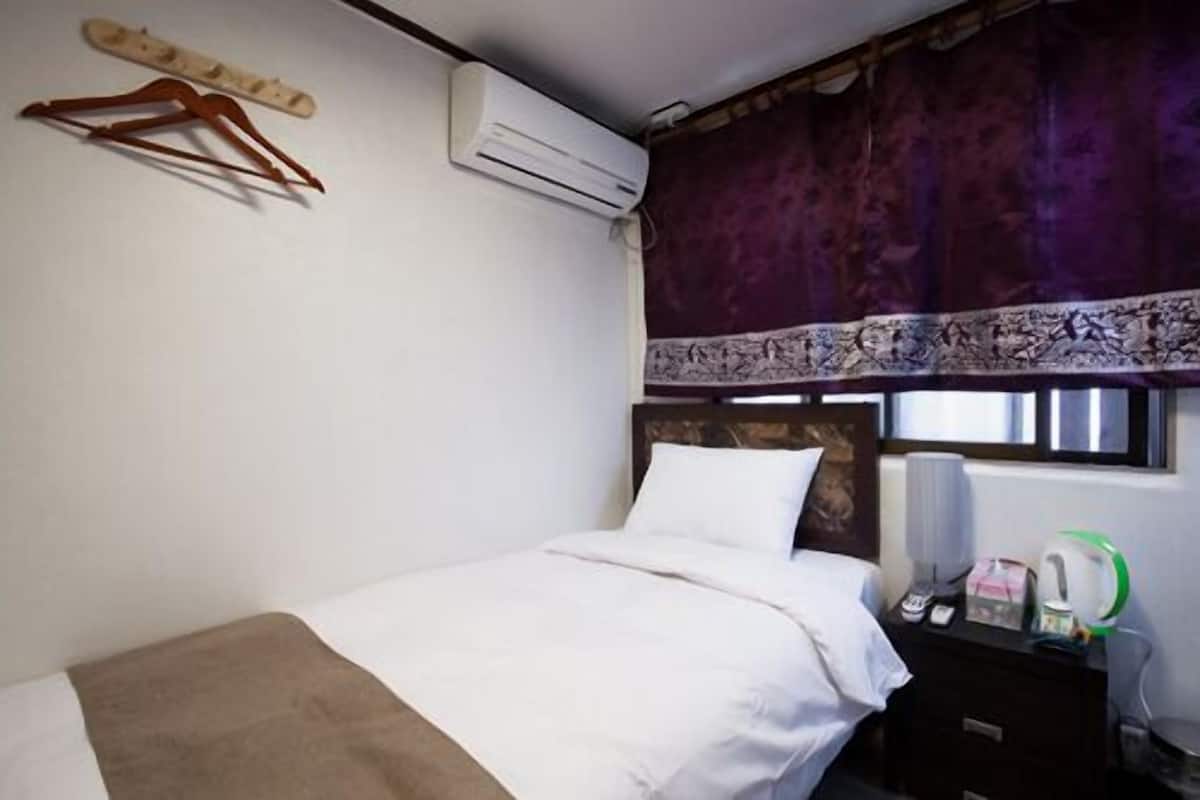 Standard Single Room | Gebar bulu kapas, langsir/tirai gelap terus, Wi-fi percuma