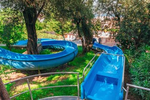 Alberca al aire libre por temporada y sombrillas en la alberca 