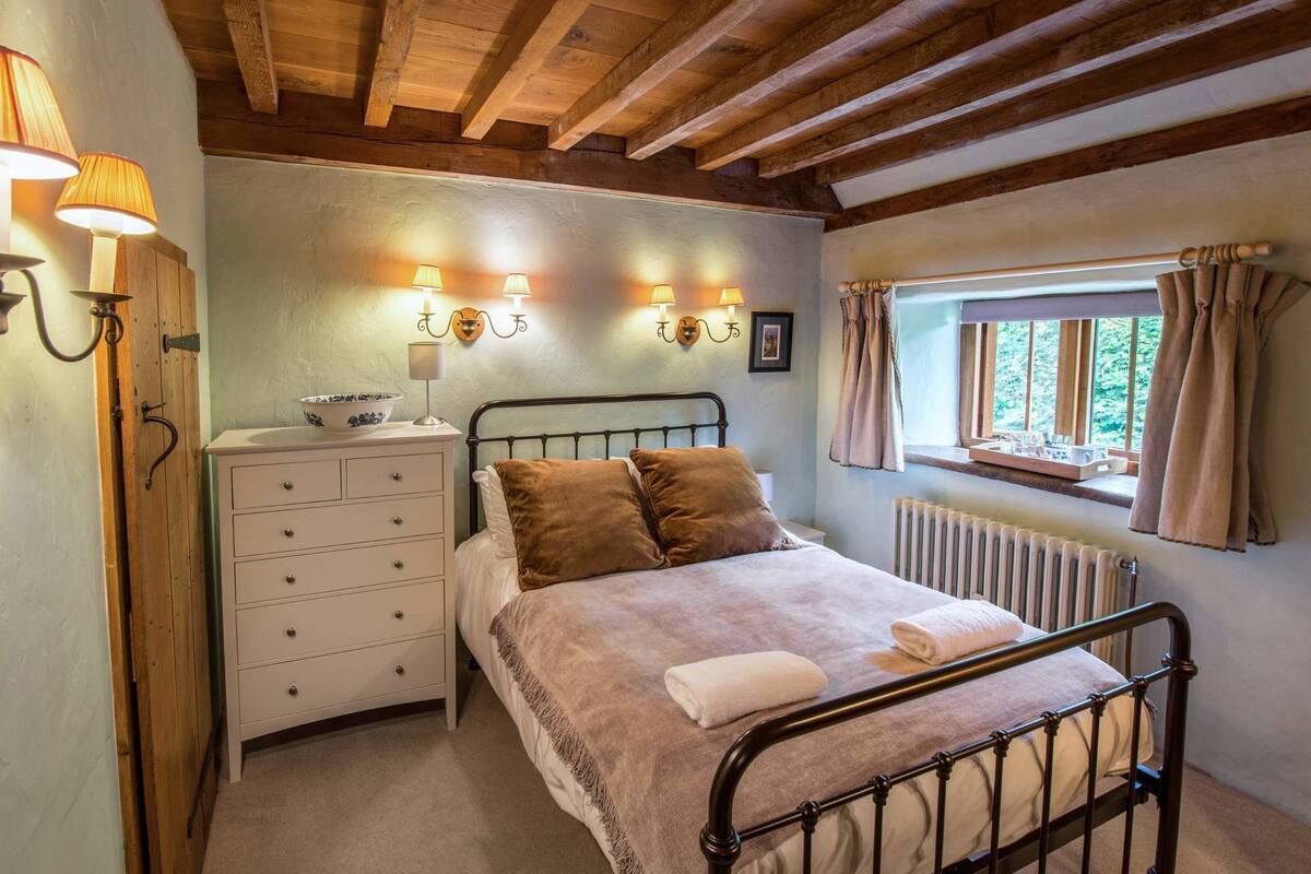 Standard Room | Egyptian cotton sheets, iron/ironing board (on request)